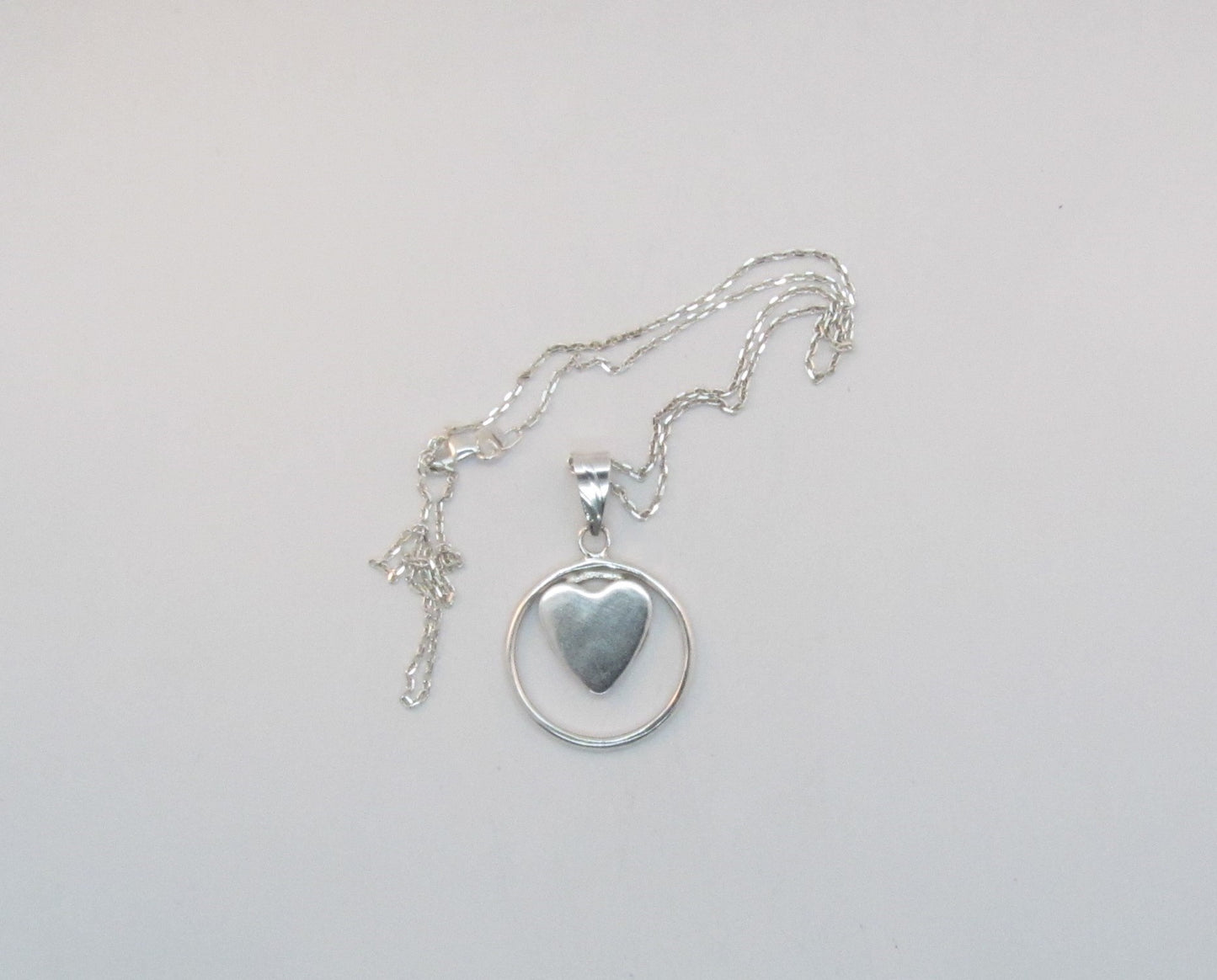 COLLIER PENDENTIF COEUR ENCERCLÉ