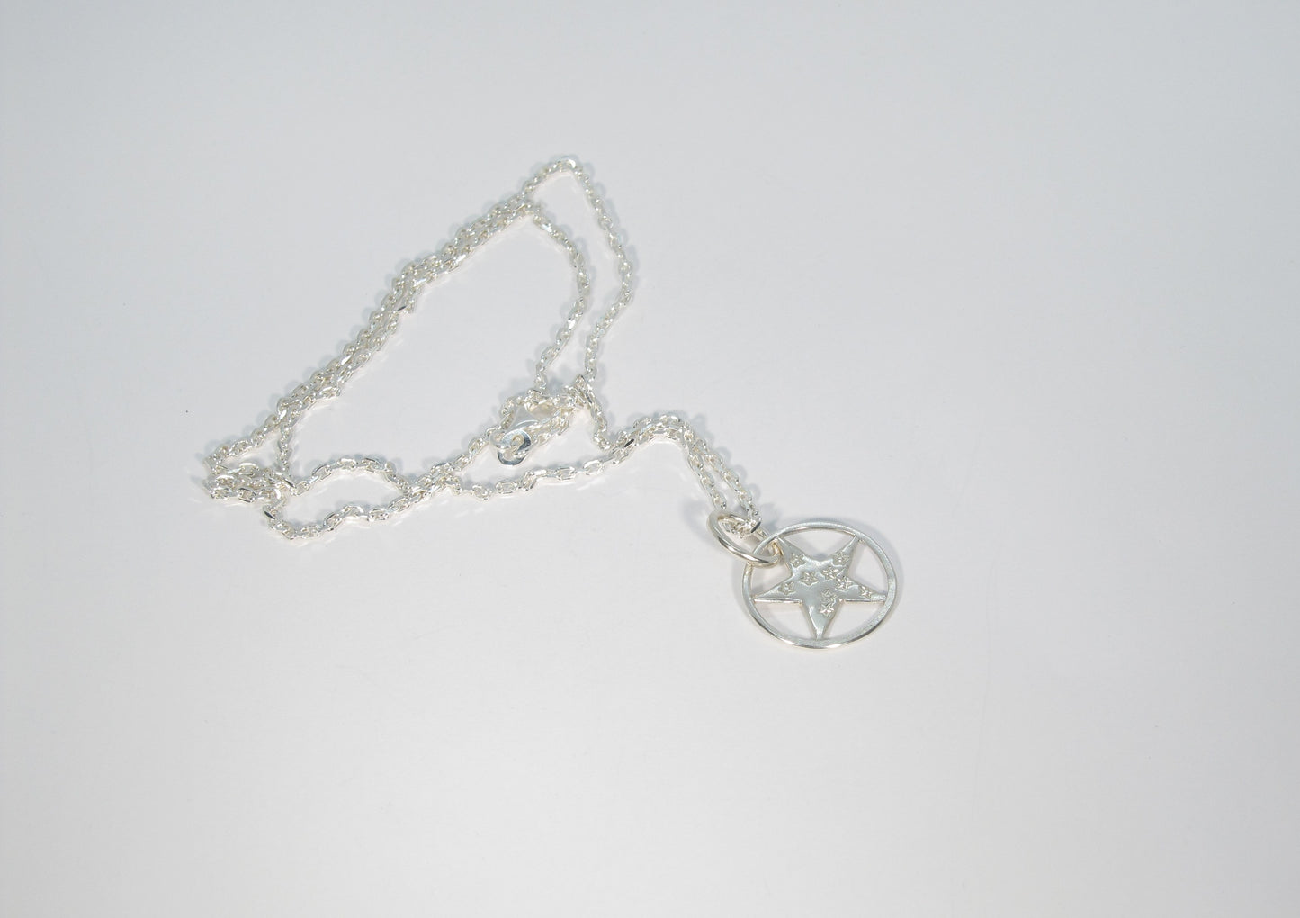 COLLIER PENDENTIF ÉTOILE ENCERCLÉE