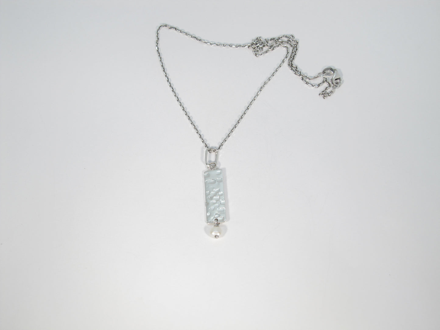 COLLIER PENDENTIF RECTANGLE MARTELÉ ET PERLE