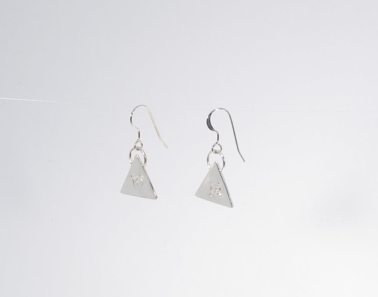 BOUCLES TRIANGLE EMPOISONNÉ