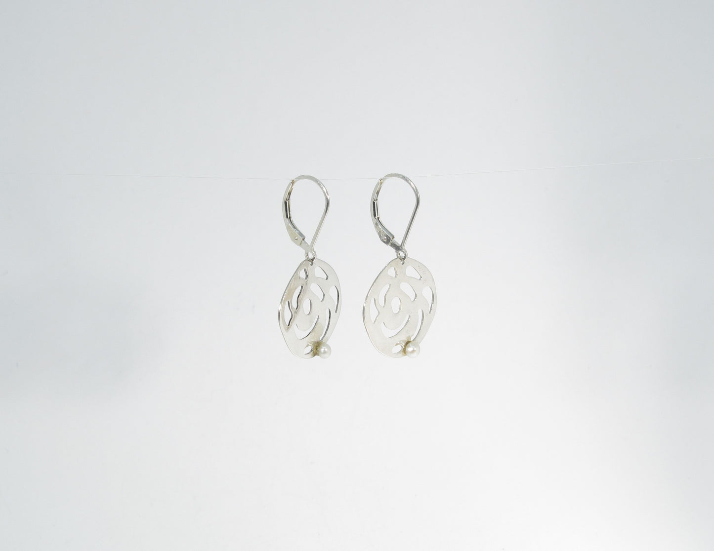 BOUCLES ROSES FERMÉES ET PERLES