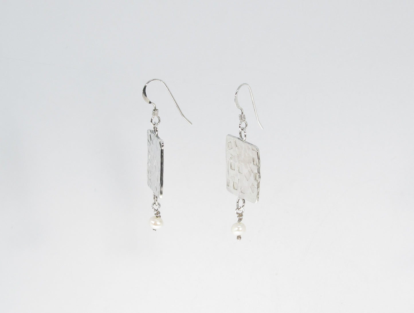 BOUCLES MARTELÉES CARRÉ ET PERLE