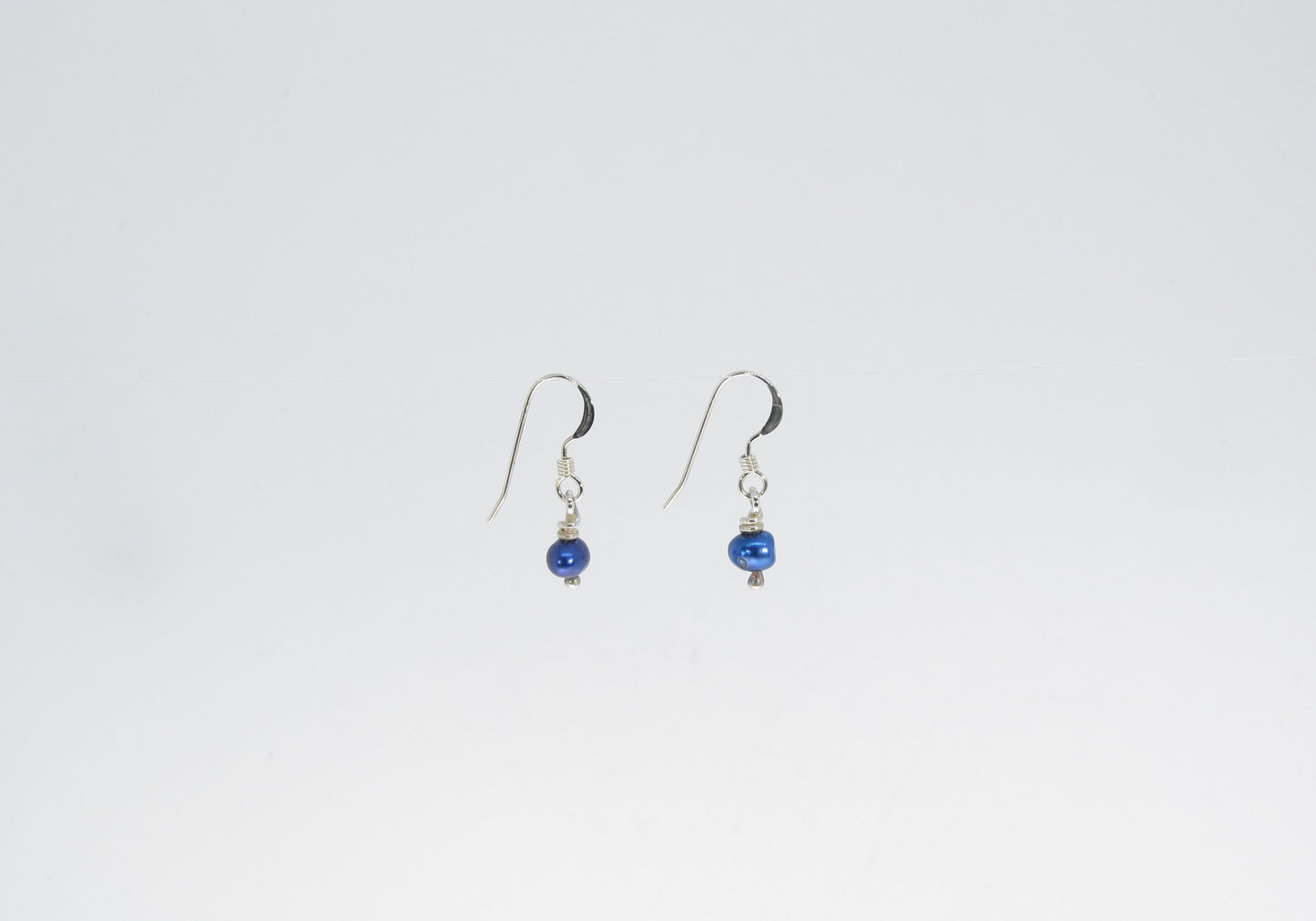 BOUCLES PETITE PERLE BLEUE