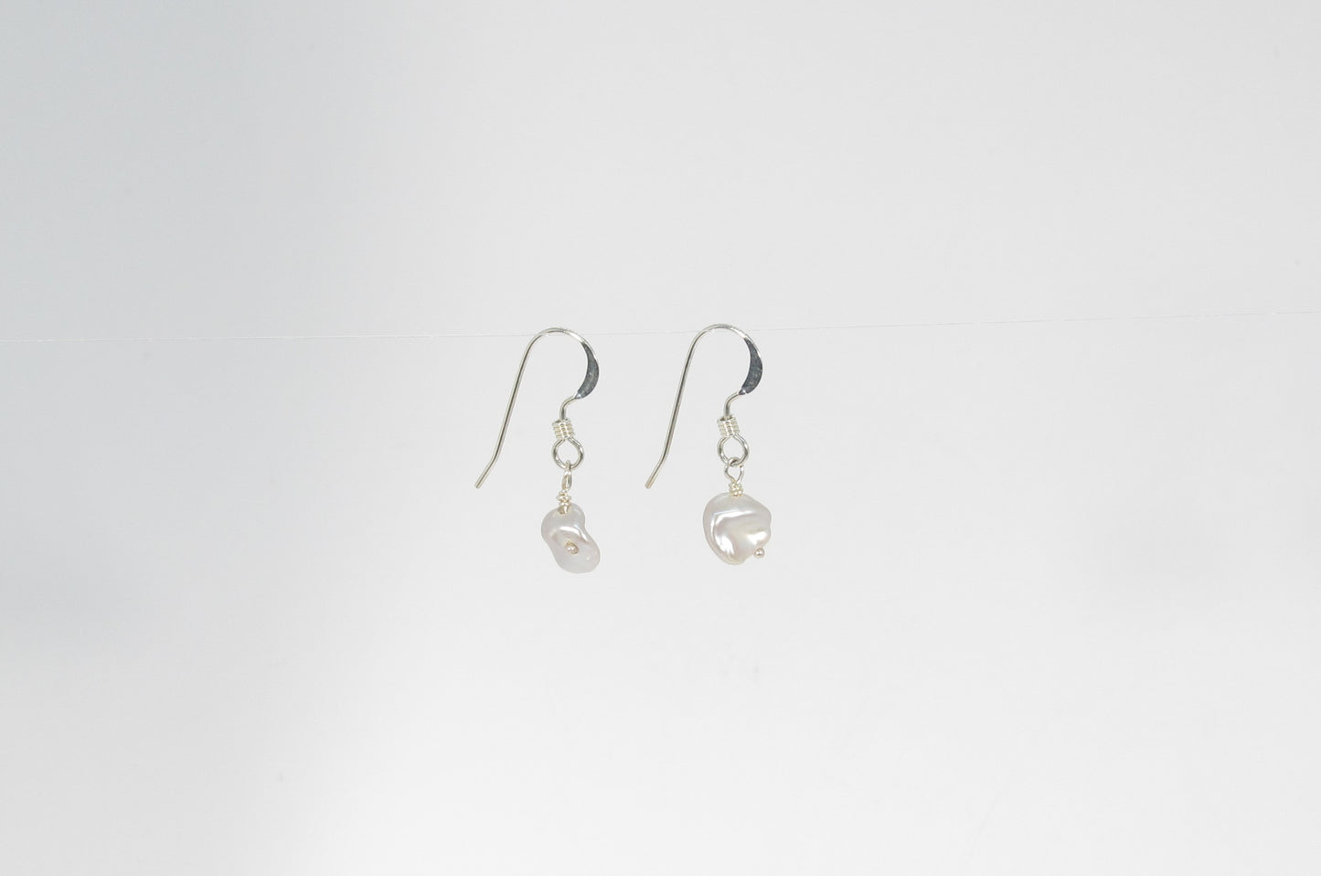 BOUCLES PERLES KESHI GRIS PETIT