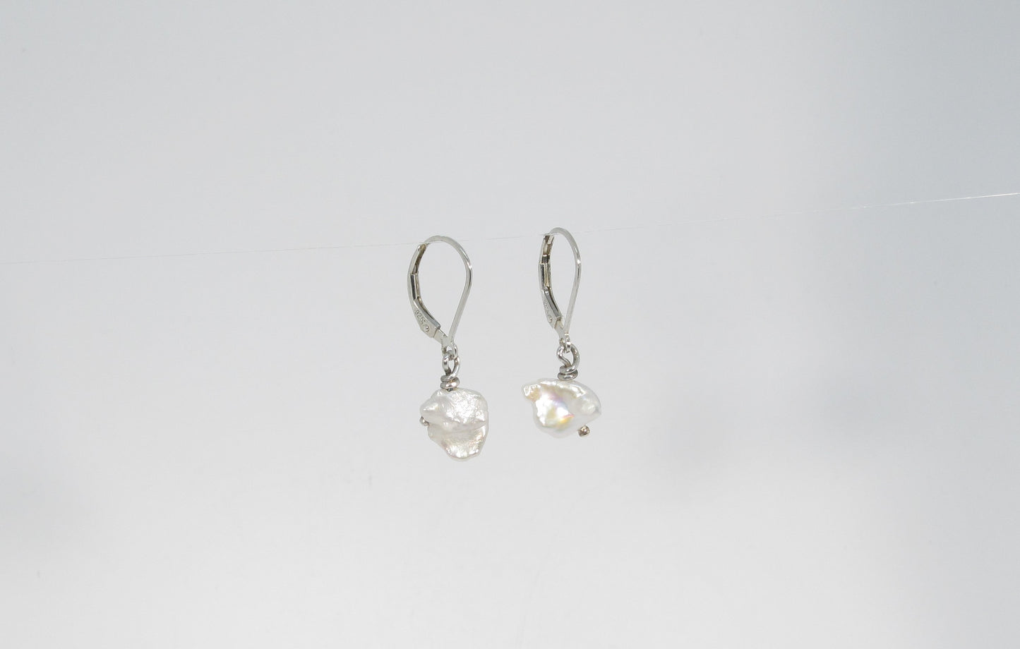 BOUCLES PERLES KESHI GRIS MOYEN