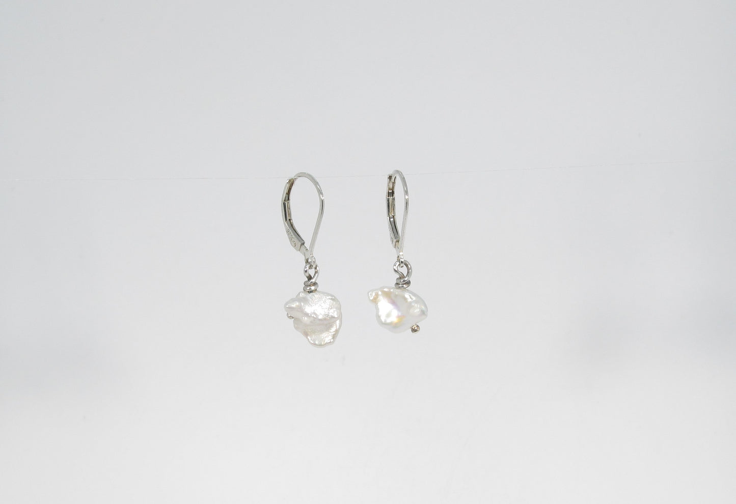 BOUCLES PERLES KESHI GRIS MOYEN