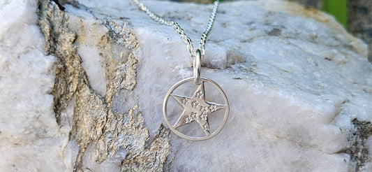 COLLIER PENDENTIF ÉTOILE ENCERCLÉE