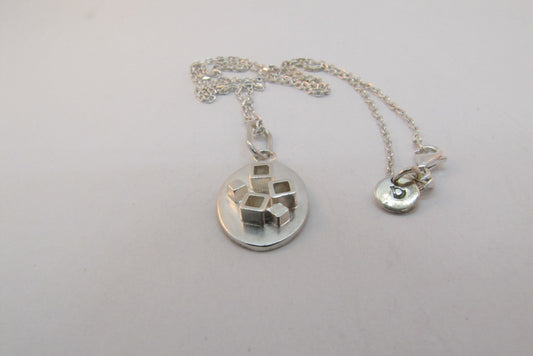 COLLIER PENDENTIF OVAL CUBES
