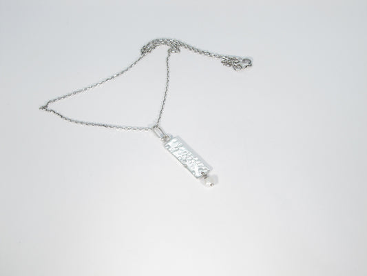 COLLIER PENDENTIF RECTANGLE MARTELÉ ET PERLE
